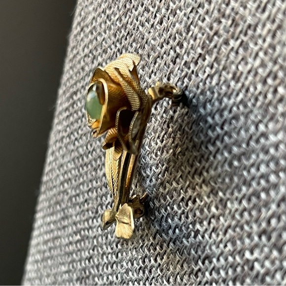 Vintage | Stem Rose with Green Gemstone Gold Tone Brooch Pin - Picture 6 of 11